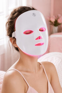 Mujer usando la mascarilla LED facial